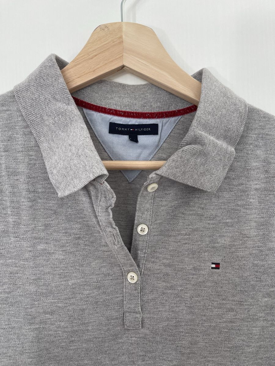 Tommy Hilfiger Magliette Polo: Graues Tommy Hilfiger Poloshirt, Grösse M – Nuovo (secondo la descrizione) da Wetzikon ZH venduto da man_7mn7 1
