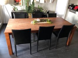 Holztisch mit 6 schwarzen Stühlen
