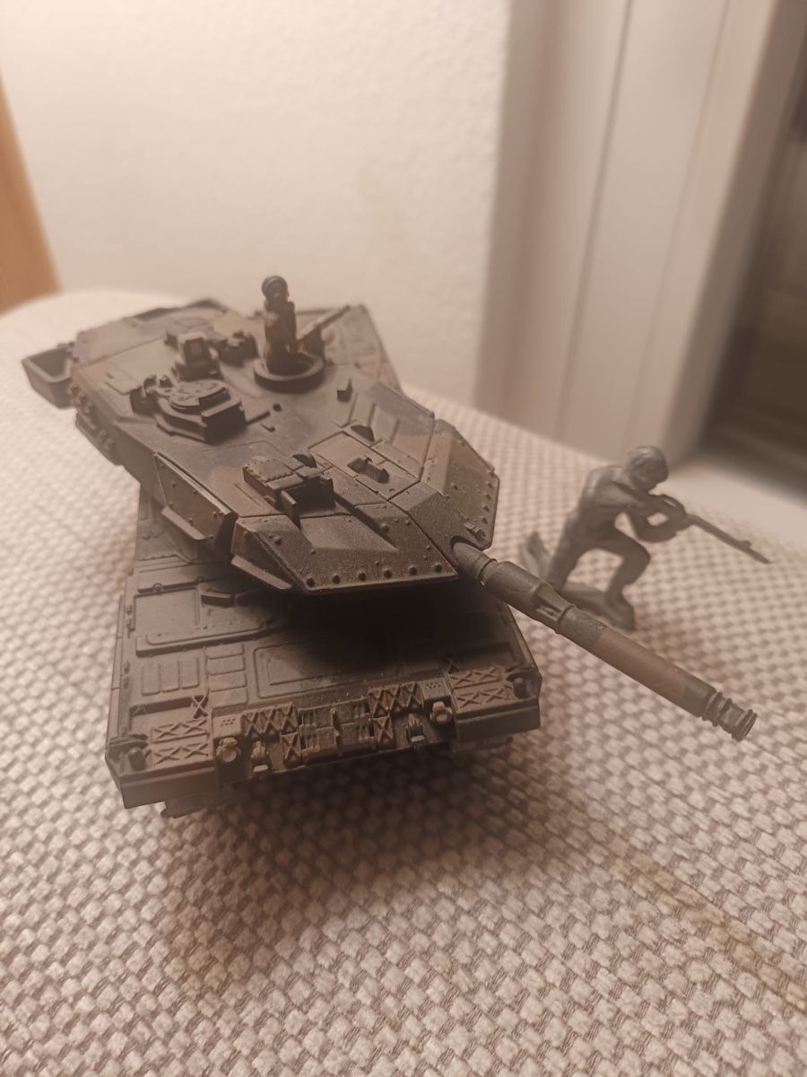 Spielzeuge: Modell Leopard Panzer mit Figur, unbespielt, Top Zustand – Gebraucht aus Niedergösgen von 7591