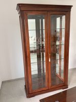 Vitrinenschrank Massivholz mit Schlüssel