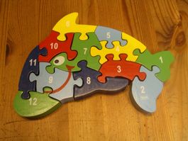 herziges, buntes Zahlen Puzzle aus Holz (Fischsujet)