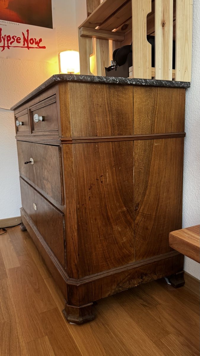 Cassettiere: Antike Kommode, vintage Holz mit Marmor Oberfläche  – Usato da Basel venduto da luc_29ct 2