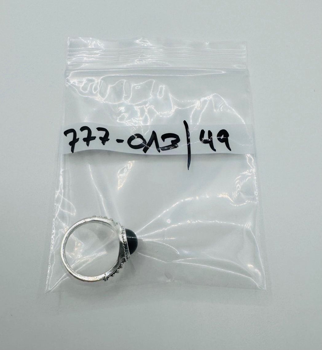 Anelli: Silbern farbiger Ring mit schwarzem Stein / Grösse: 49 – Nuovo e nell'imballaggio originale da Frutigen venduto da glanzvolles.leben 1