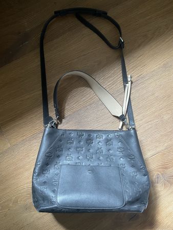 MCM Tasche schwarz mit Logoprägung & zwei Trageriemen