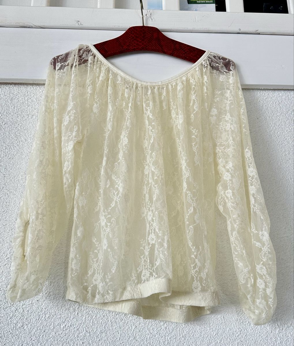 Cream Camicette: Cream Lace Blouse, Long Sleeve, Size Medium, Spring Look – Usato da Vevey venduto da ledidream