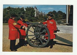 Ansichtskarte Chelsea Pensioners London Kanone Uniformen