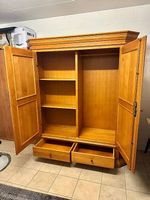 Holzschrank aus Massivholz (sehr alt)