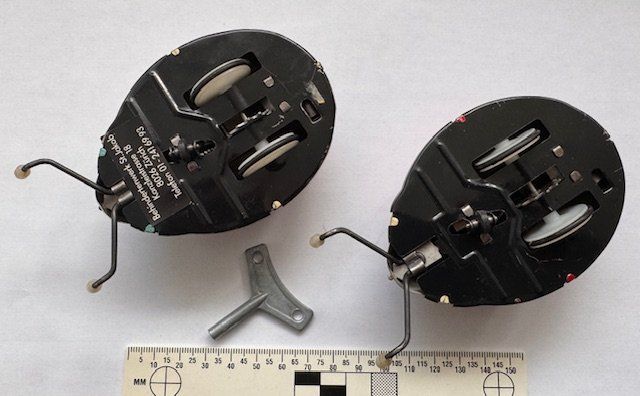 Spielzeuge: 2 unbespielte Blechkäfer, mit Schlüssel – Gebraucht aus Zürich von Policepatch 2