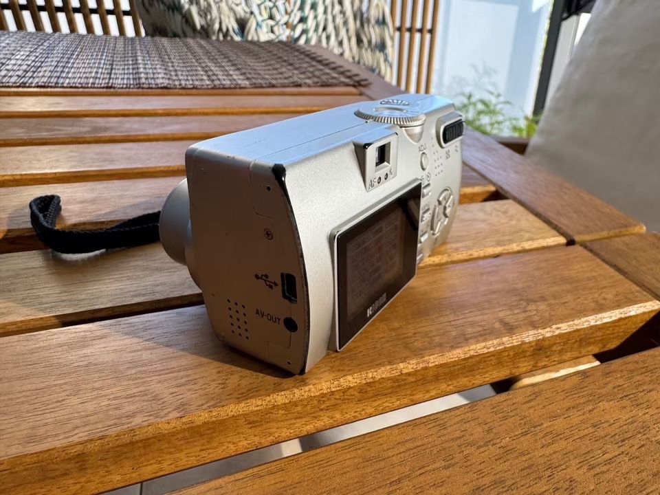 Ricoh Fotocamera: Ricoh Caplio G4 wide in Silber – Usato da Hettlingen venduto da NorausWinti 4