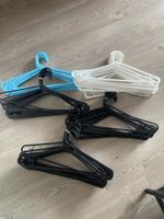 Viele Kunststoff Kleiderbügel 