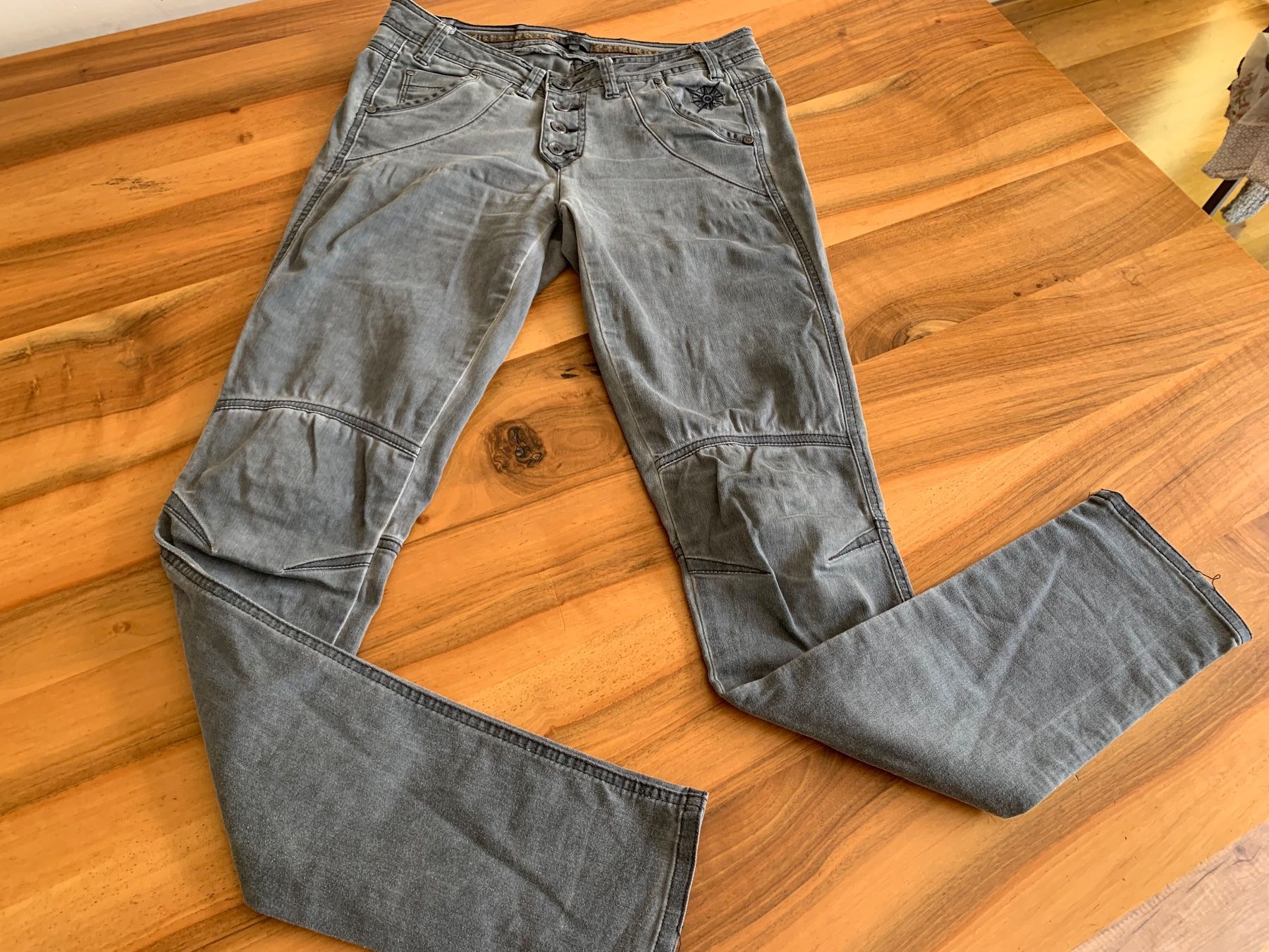 Nile Jeans: NILE lässige graue Jeans Grösse XS – Gebraucht aus Meiringen von Sheyene