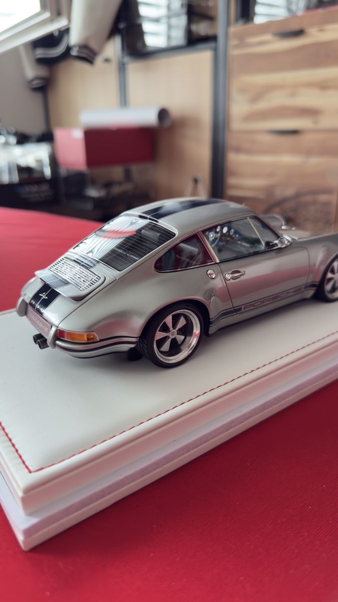 Porsche Modellini d'auto: IVY Porsche Singer 1:18 silber/blau – Nuovo (secondo la descrizione) da Möhlin venduto da MRCLCollection 5