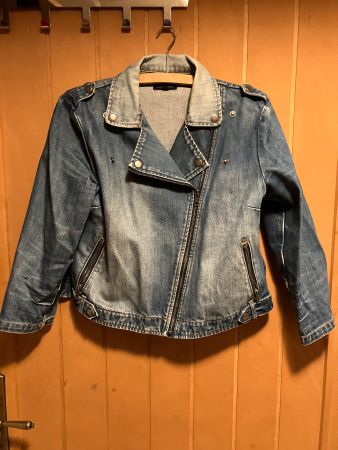 Veste en jean motard stylée, idéale pour le printemps!
