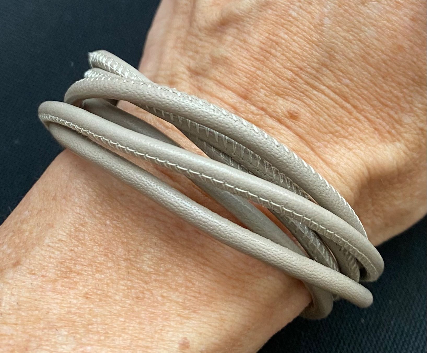 Bracciali & Braccialetti: Lederarmband 40cm, Verschluss magnetisch, schlammfarben – Usato da Reichenburg venduto da Noxima