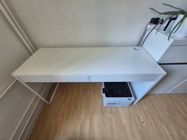 Schreibtisch zu vergeben