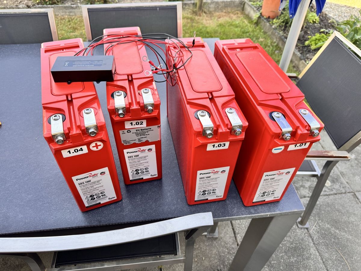 Dispositivi a energia solare: Solar Akku Batterie PowerSafe SBS 100F Batterien – Usato da Horw venduto da dancav