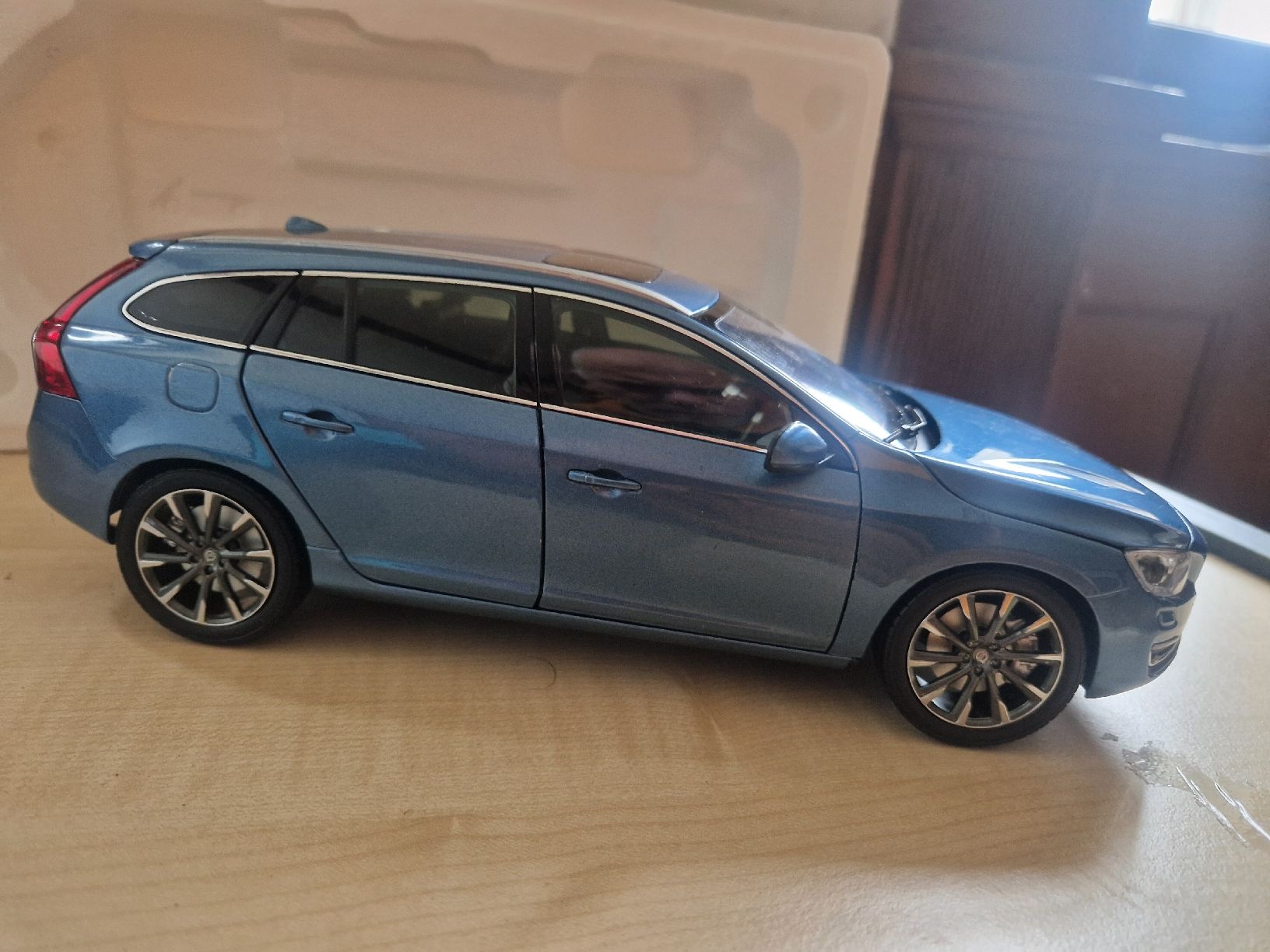 Volvo Modellautos: Rarer Volvo V60 T5 1:18 – Neu und originalverpackt aus Safenwil von saavo 3
