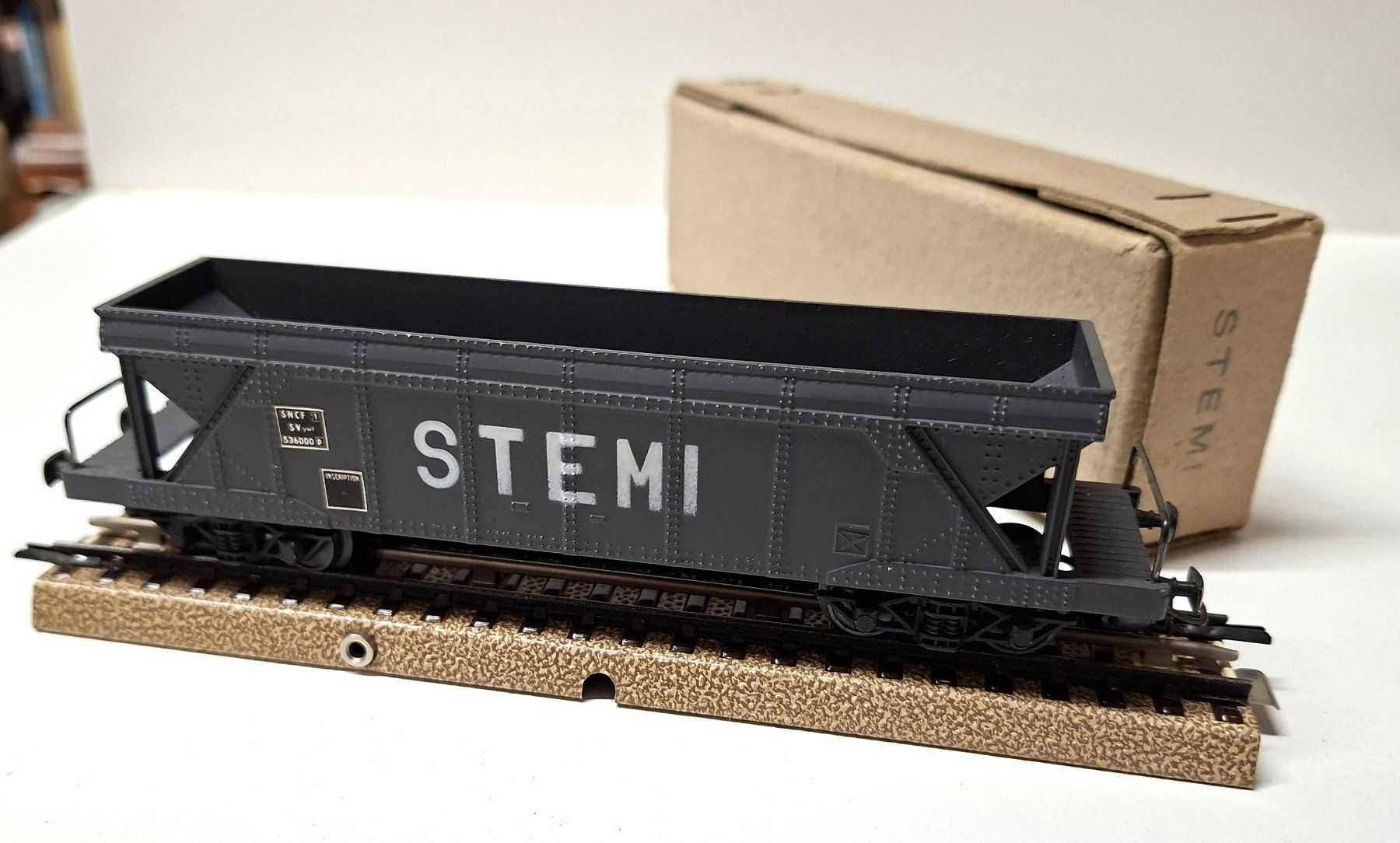 Modellini di ferrovie: SMCF 574 - Erzwagen STEMI, grau, OVP – Usato da Cheseaux-Noréaz venduto da byefundus 1
