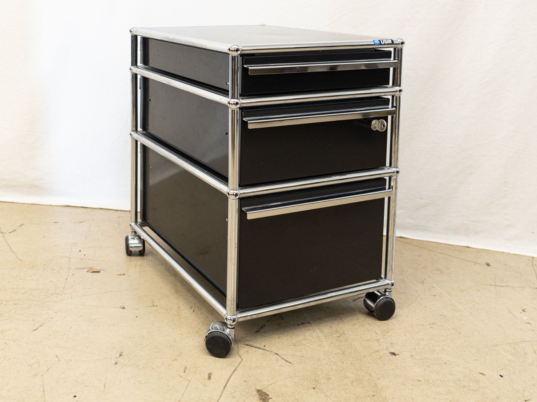 USM Banconi: USM Rollcontainer - 3 Schubladen, auf Rollen - Ref. 06/37 – Usato da Au ZH venduto da BrockiAu