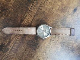 Schöne Uhr mit Lederband
