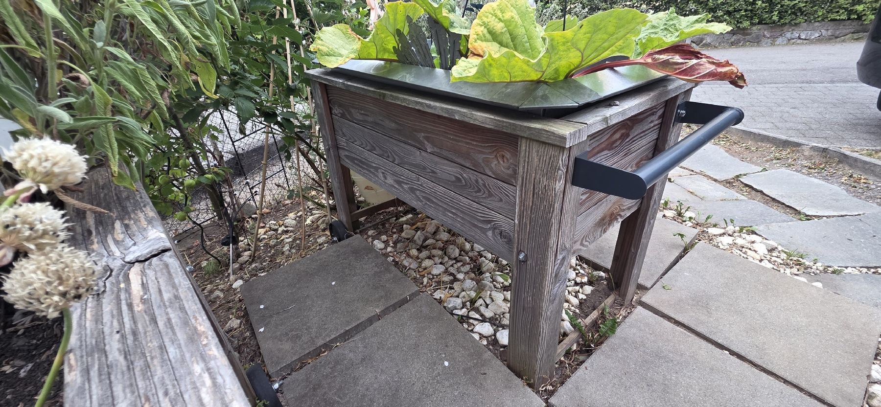 Vasi per fiori: 4 Hochbeet aus Holz mit Rollen und Griffen – Usato da Menzingen venduto da vannessa.studer 3