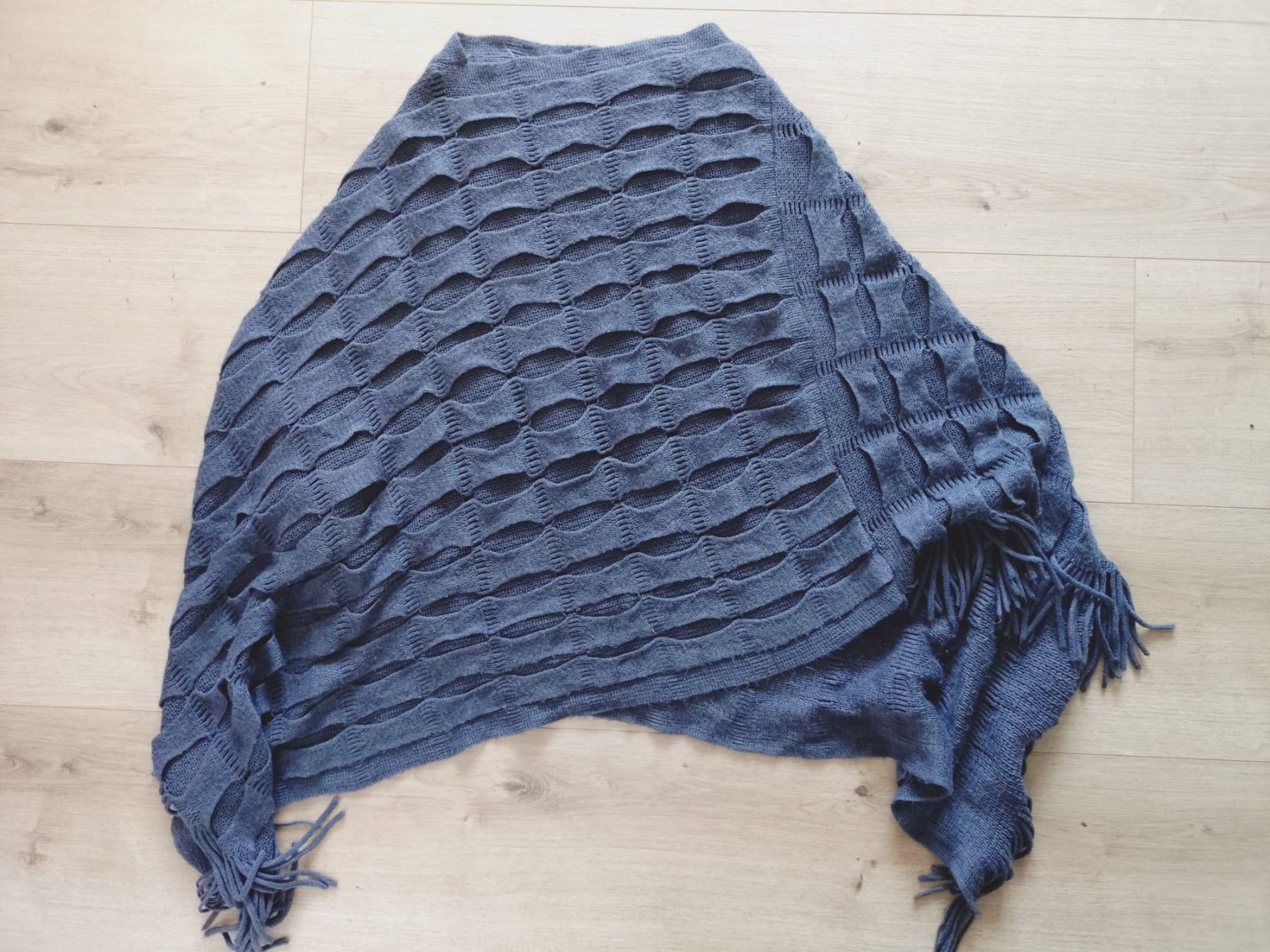 Pullover & Sweatshirts: Poncho – Gebraucht aus Tobel von len_n2sn