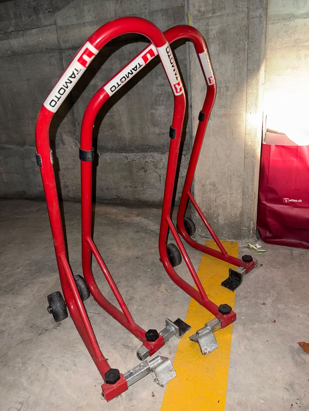 Supporti a parete: 2x Motorradheber Ständer Tamoto Rot – Usato da Trübbach venduto da MK_1984