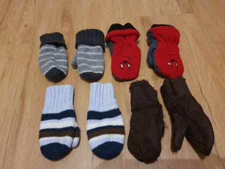 4 Paar Handschuhe 6 Monate bis ca. 3 Jahre, Fäustlinge