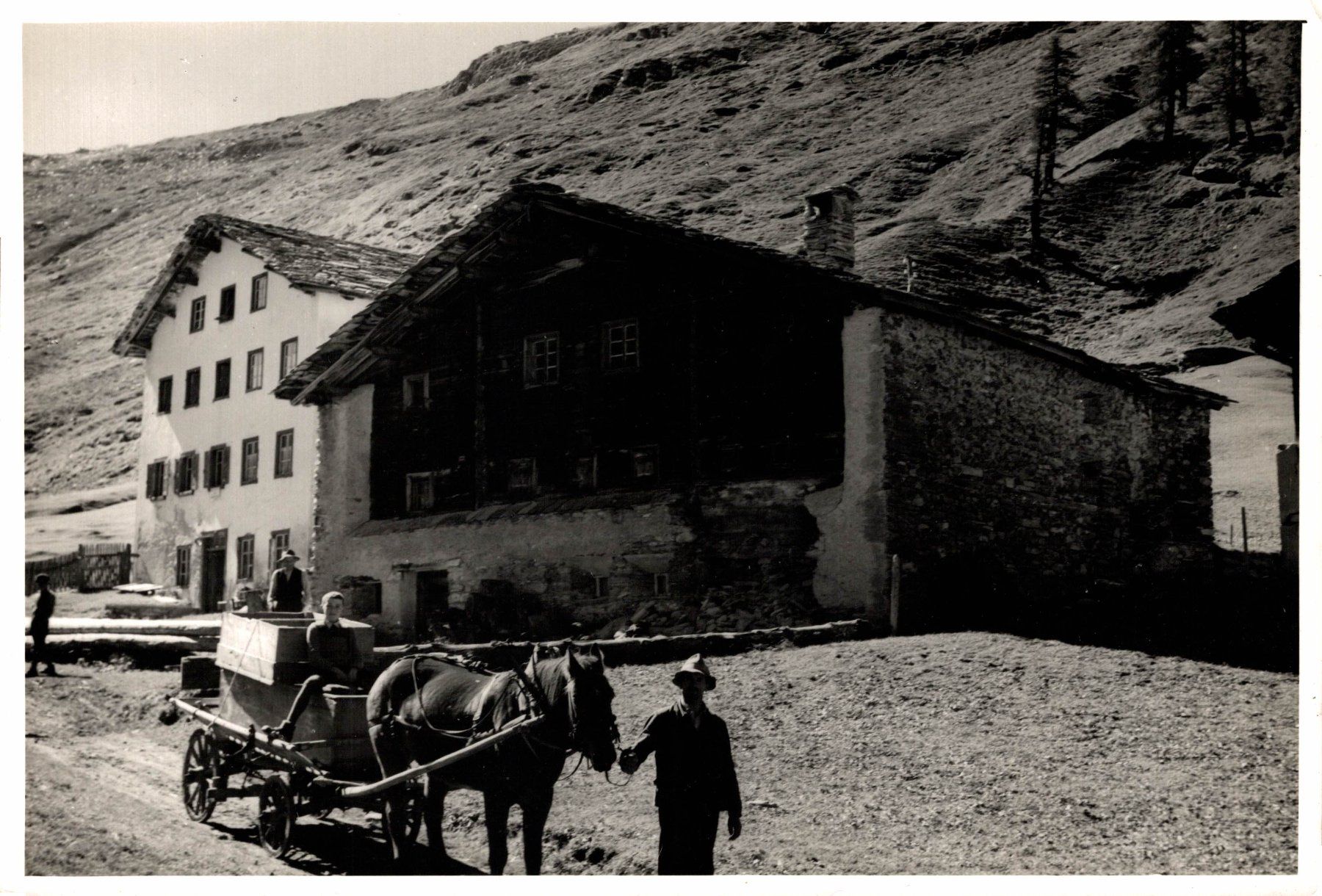 Posters & Illustrations: Bündnerhaus mit Scheune, Pferdefuhrwerk – D'occasion à Bronschhofen par Astore