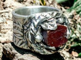 Handgemachter Statement-Ring, Silber mit Rubin, Grösse 55