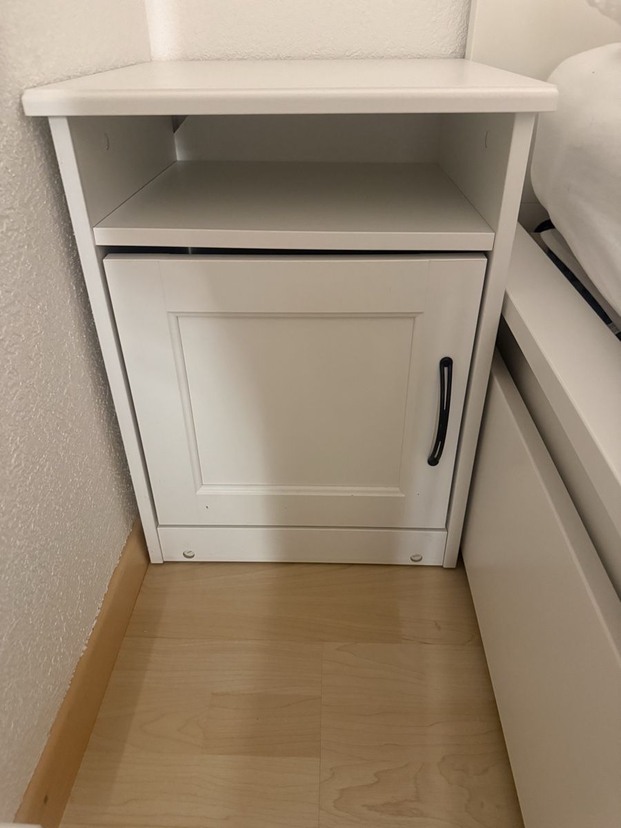 Ikea Tables de nuit: Ikea Nachttisch – D'occasion à Biel/Bienne par chiaragr.