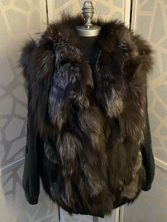 Belle veste en cuir et fourrure. EUR40-42