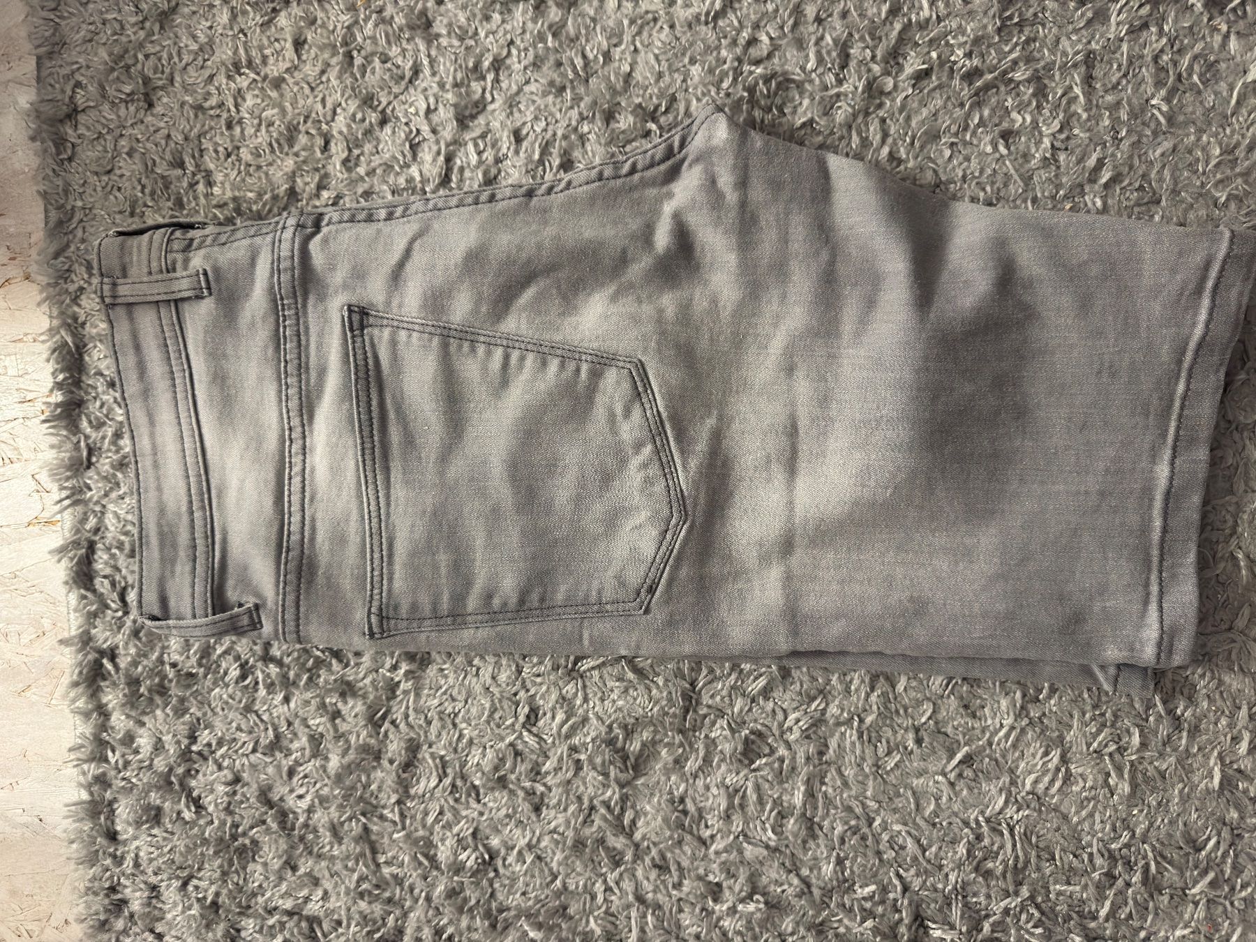 Pantaloni: Graue kurze Hosen – Nuovo (secondo la descrizione) da Römerswil LU venduto da oli_9hd5