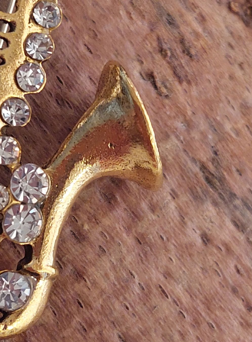 Spille & Fermagli: Goldfarbene Jazz Saxophon Brosche mit Strass – Nuovo (secondo la descrizione) da Oberwil BL venduto da Hunajakakku 4