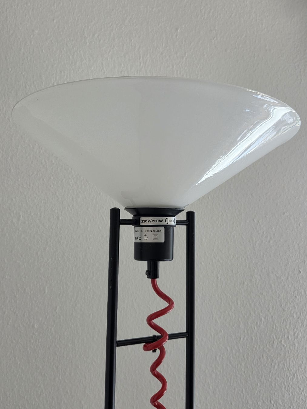 Lampen: Stehlampe schwarz mit rotem Kabel – Gebraucht aus Allschwil von Puellula 2
