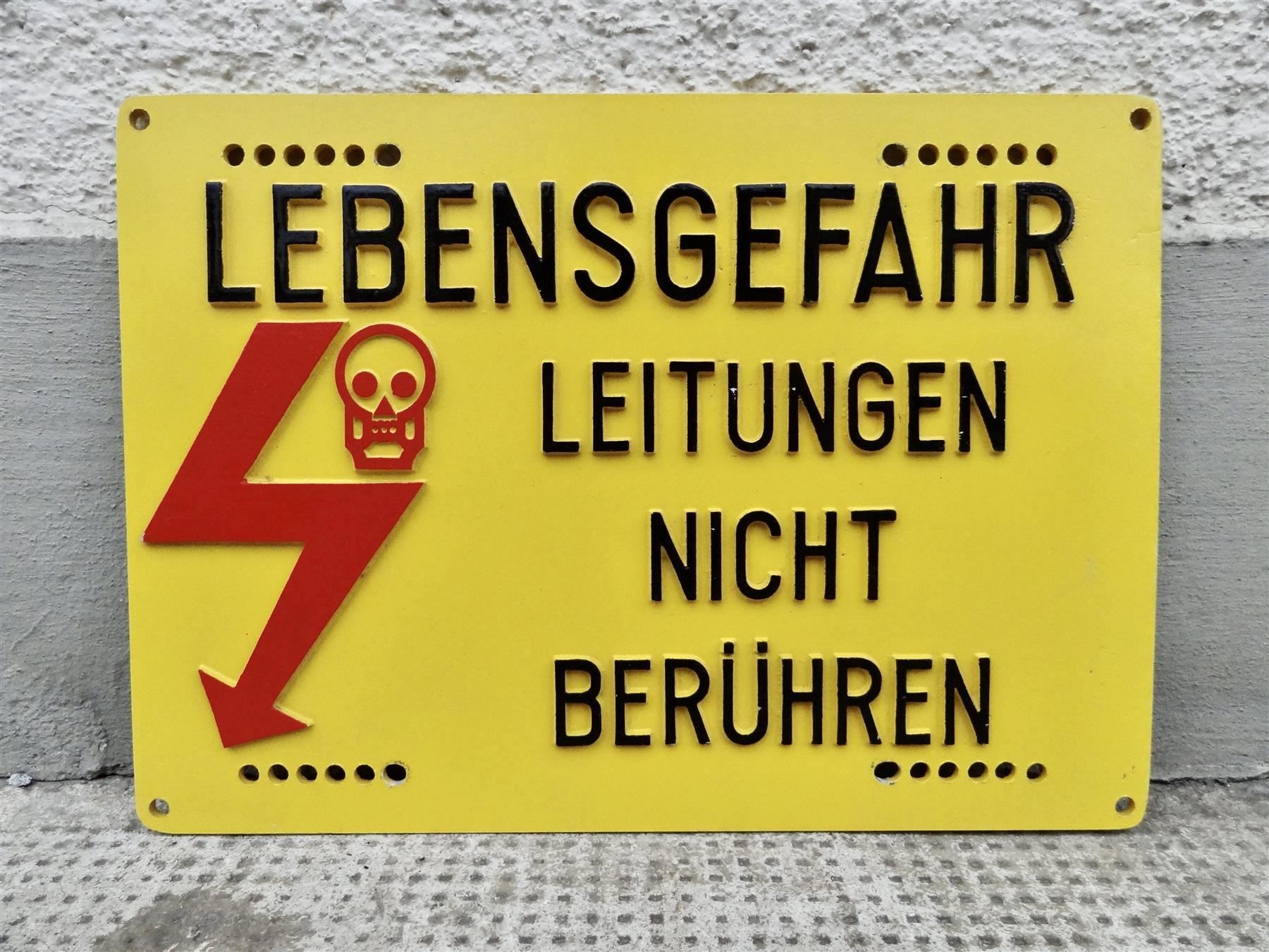 SBB/CFF/FFS Insegne: SCHILD LEBENSGEFAHR TOTENKOPF BLECHSCHILD – Usato da Kerzers venduto da bottlesandboxes