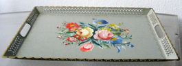 Serviertablett m. Griffen Metall, durchbr.Rand bemalt Blumen