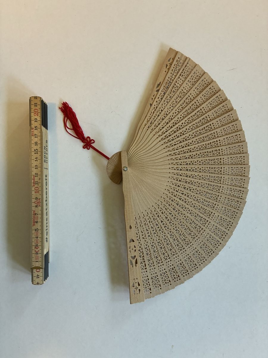 Tutte le decorazioni: Duftender handgefertigter Holz-Fächer, Japan – Usato da Zürich venduto da 718zzQk99 1
