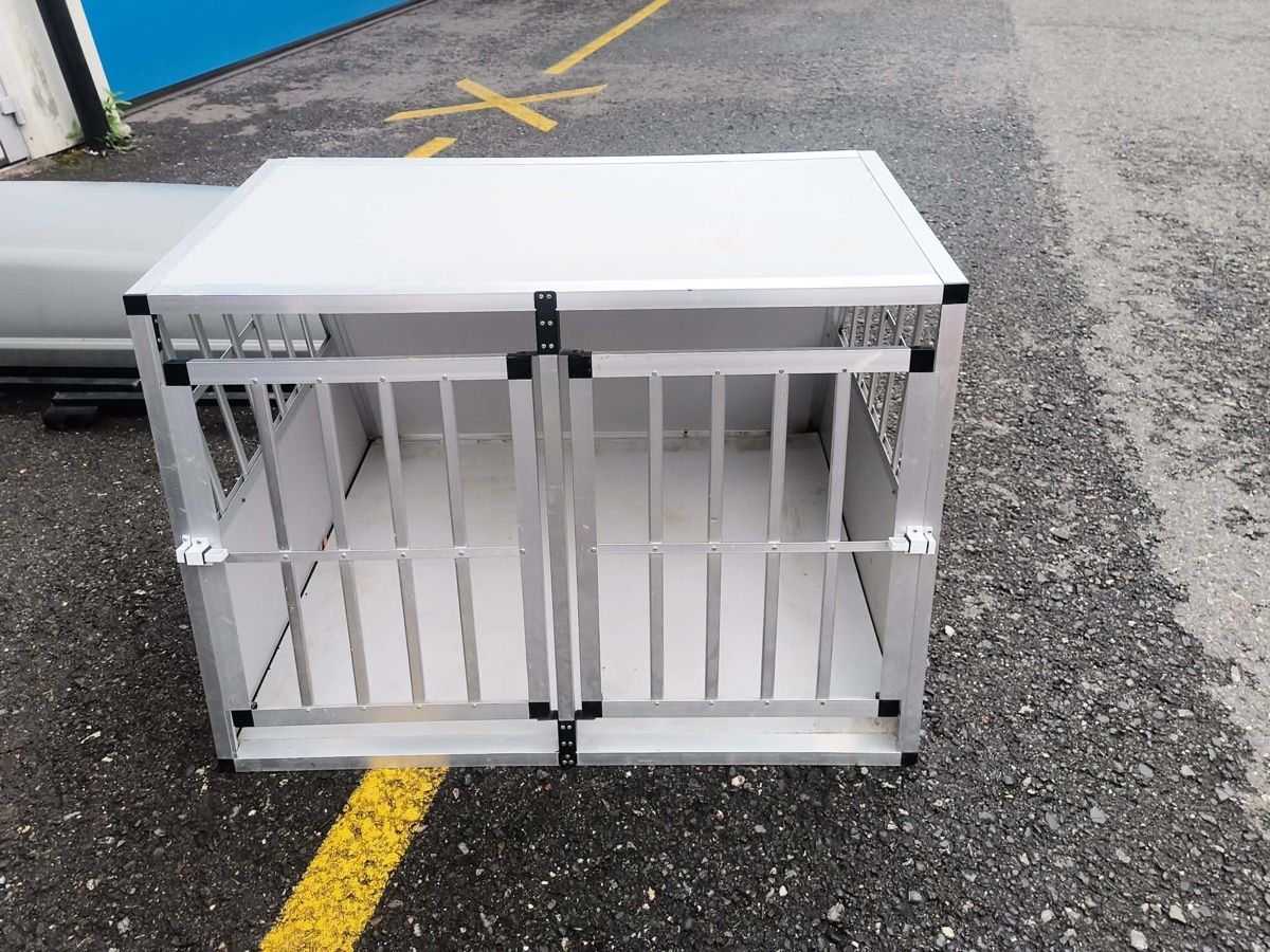 Liege- & Schlafplätze: Hundebox Alu mit 2 Tür – Gebraucht aus Sevelen von Stopglobal.
