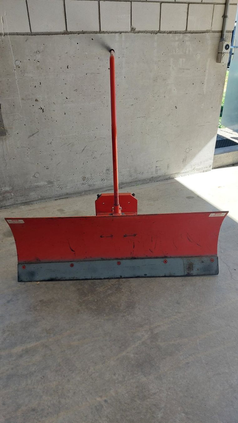 Déneigement: Schneefräse Universal gebraucht mit Schild – D'occasion à Roggliswil par Newholland05 4