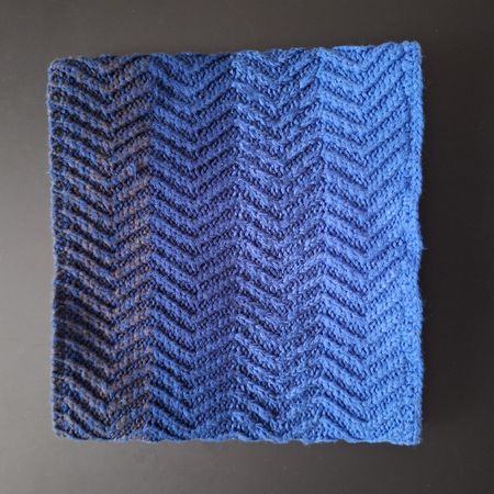 Warmer, blauer Loop-Schal mit Fleece-Innenfutter