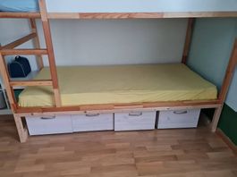 Kinderbett Kura mit Aufbau und 4x Flexa Bettschubladen