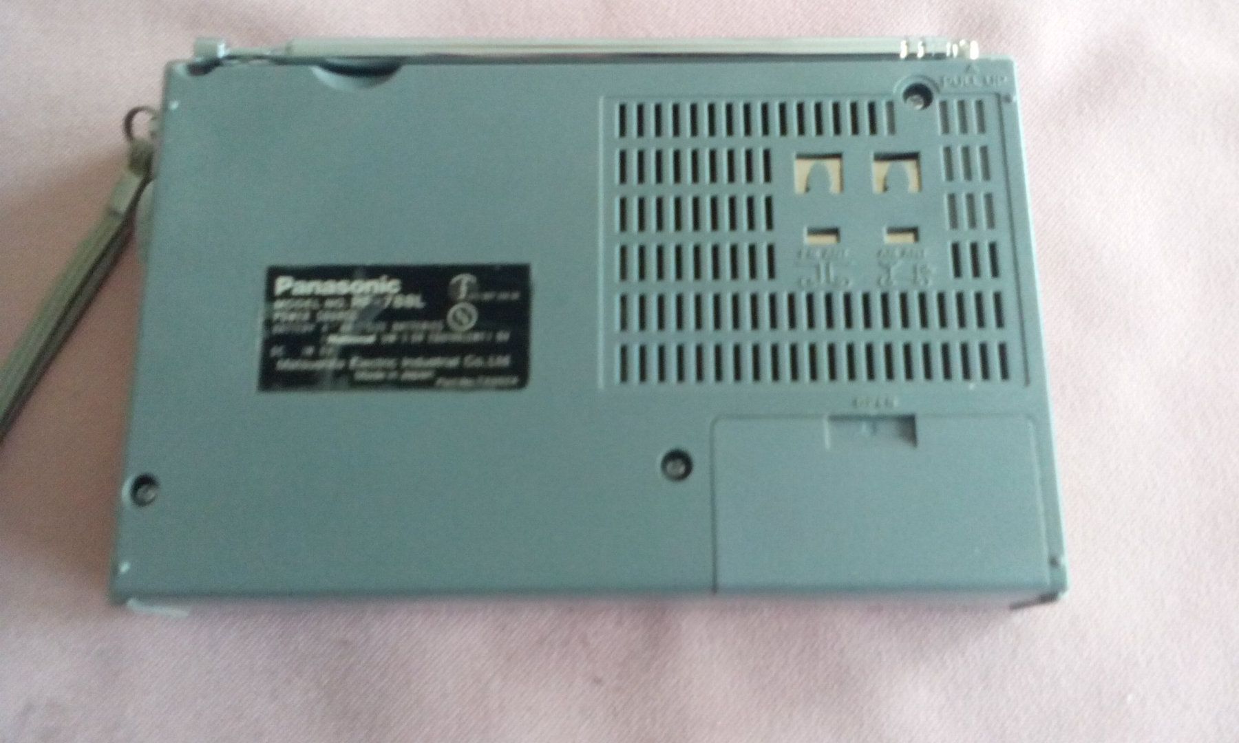 Panasonic Radio: REISERADIO "PANASONIC" MODEL RF-788L, SILBERGRAU, MIT ETUI – Usato da Wattwil venduto da Pinguin041 1
