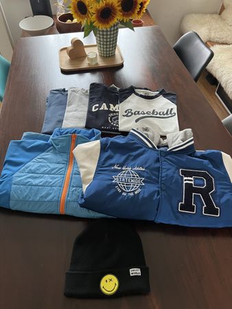 Kleiderpaket Jungen Jacken T-Shirts Grösse 140 152