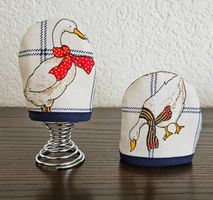Set à 2 Eierwärmer;  Gänse, neu, Handarbeit