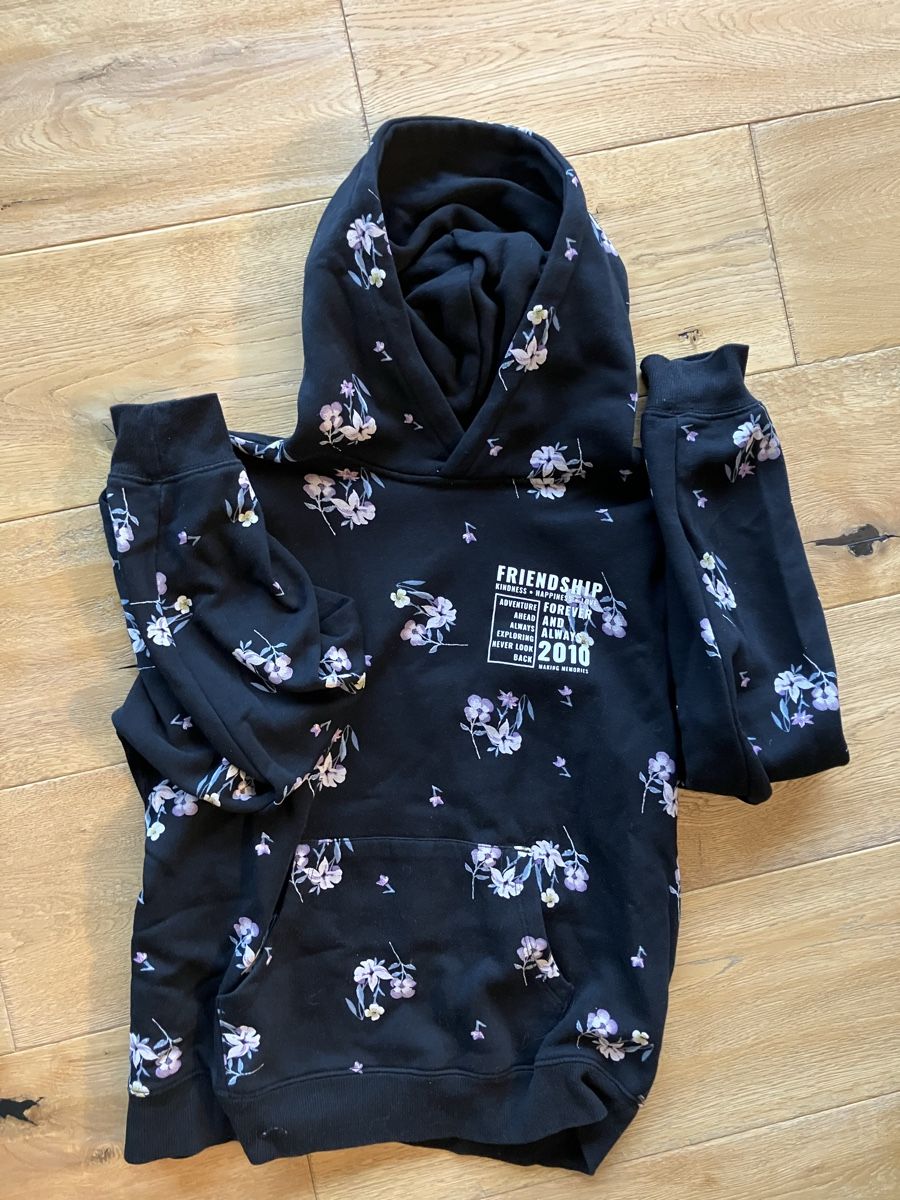H&M Maglioni & Felpe: Sweatshirt schwarz mit Blumen Gr 170 – Usato da Schmerikon venduto da Martina8716 1