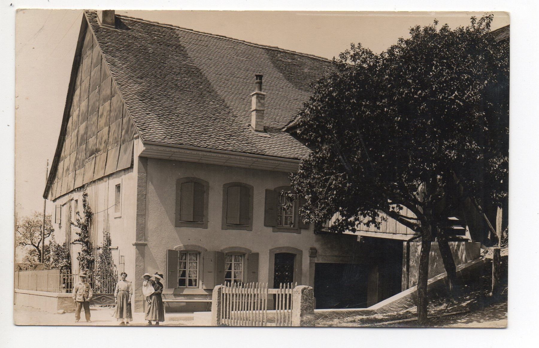 Cartoline postali: FAMILIE VOR BAUERNHAUS – Usato da Jona venduto da philajona