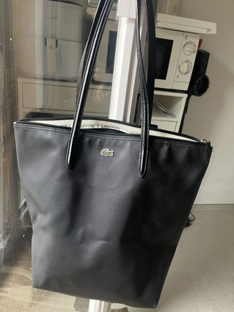 Sac fourre-tout Lacoste noir classique, parfait pour l'été! 