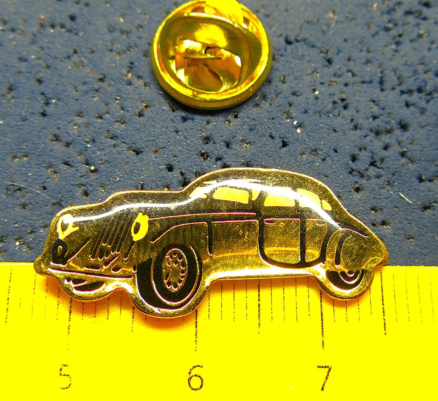 Plaquettes & Badges: OLDTIMER AUTO PIN GLASIERT GOLDIG – D'occasion à Ettingen par Hausi4711