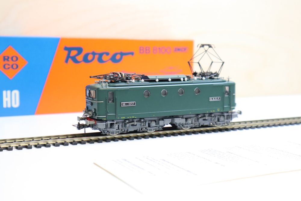 Locomotive électrique Roco HO BB 8100 SNCF – Prête à Rouler (analogique, Multicolore)